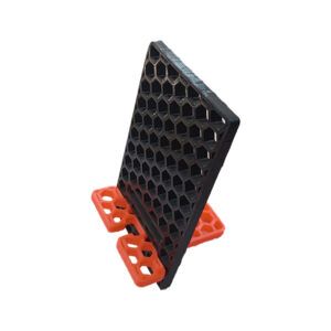 Honeycomb Βάση Κινητού, 3D Printed διακοσμητικό σε μαύρο και φωσφορίζον πορτοκαλί χρώμα. Με ρύθμιση για 2 διαφορετικές κλίσεις του κινητού.