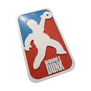 NBA Simpson 3D Printed πινακίδα, διακοσμητικό σε 3D εκτύπωση parody στο λογότυπο του NBA, με τον Homer Simpson να κάνει dunk με ένα ντόνατς.