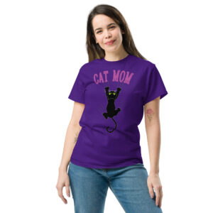Cat Mom T-Shirt, 100% cotton μπλουζάκι με γατάκι που "κρέμεται" με τα νύχια του από το μπλουζάκι.