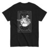 Party Animal Tarot Card T-Shirt, 100% cotton μπλουζάκι με κάρτα ταρώ και έναν σκελετό που πίνει κοκτέιλ.