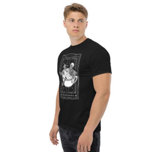 Party Animal Tarot Card T-Shirt, 100% cotton μπλουζάκι με κάρτα ταρώ και έναν σκελετό που πίνει κοκτέιλ.