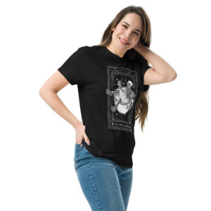 Party Animal Tarot Card T-Shirt, 100% cotton μπλουζάκι με κάρτα ταρώ και έναν σκελετό που πίνει κοκτέιλ.