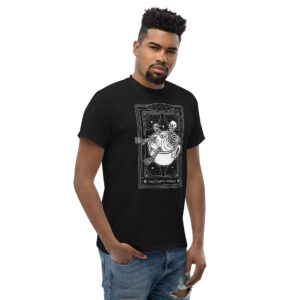 Party Animal Tarot Card T-Shirt, 100% cotton μπλουζάκι με κάρτα ταρώ και έναν σκελετό που πίνει κοκτέιλ.