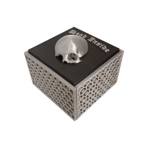 Dead Inside Skull Box, 3D Printed κουτί αποθήκευσης με νεκροκεφαλή και την ατάκα Dead Inside. Με honeycomb pattern πλέγμα ξεφεύγει από το "ένα απλό κουτί"....