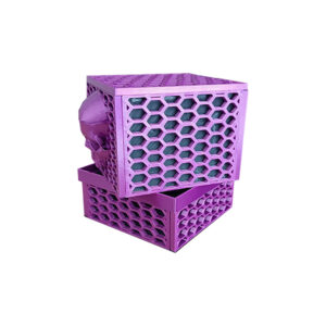 Trading Cards Box Κουτί, 3D Printed κουτί αποθήκευσης με Skulls και Honeycomb Pattern πλέγμα. Κατασκευασμένο σε διαστάσεις που να χωράει trading cards με τα sleeves τους.