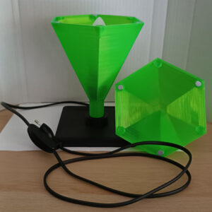 Sims Plumbob Φωτιστικό, 3D Printed επιτραπέζιο, με μαύρο καλώδιο και διακόπτη. Το γνωστό 