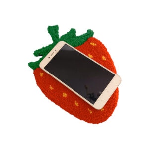 Mini Rug Φράουλα χειροποίητο, κεντημένο στο χέρι με την τεχνική του punch needle. Ένα αξεσουάρ σαν μικρό χαλάκι για να ακουμπάς πραγματάκια όπως τα κλειδιά σου, το κινητό σου ή ότι άλλο θες.