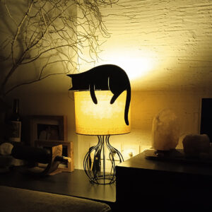 Napping Cat 3D Printed αστείο διακοσμητικό, με μια μαύρη γάτα που ξαπλώνει όπου την ακουμπήσεις....