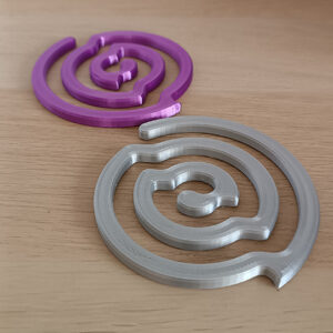 Spirals Coaster Set, 3d Printed σετ σουβέρ σε σχήμα σπείρας. Ένα πρωτότυπο και ιδιαίτερο σετ σουβέρ για να ακουμπάς τον καφέ σου, τη μπύρα ή το ρόφημα σου. Περιέχει 10τμχ. σουβέρ (τα οποία γίνονται και 5 ενώνοντας 2 σπείρες μεταξύ τους) και βάση.