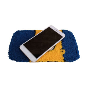 Bart Mini Rug χειροποίητο, κεντημένο στο χέρι με την τεχνική του punch needle. Εμπνευσμένο από τον cartoon ήρωα Bart Simpson. Ένα αξεσουάρ σαν μικρό χαλάκι για να ακουμπάς πραγματάκια όπως τα γυαλιά σου, τα κλειδιά σου, το κινητό σου ή ότι άλλο θες.