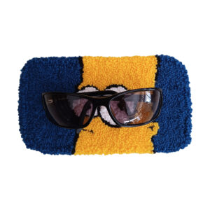 Bart Mini Rug χειροποίητο, κεντημένο στο χέρι με την τεχνική του punch needle. Εμπνευσμένο από τον cartoon ήρωα Bart Simpson. Ένα αξεσουάρ σαν μικρό χαλάκι για να ακουμπάς πραγματάκια όπως τα γυαλιά σου, τα κλειδιά σου, το κινητό σου ή ότι άλλο θες.