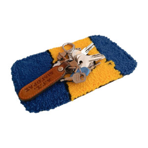 Bart Mini Rug χειροποίητο, κεντημένο στο χέρι με την τεχνική του punch needle. Εμπνευσμένο από τον cartoon ήρωα Bart Simpson. Ένα αξεσουάρ σαν μικρό χαλάκι για να ακουμπάς πραγματάκια όπως τα γυαλιά σου, τα κλειδιά σου, το κινητό σου ή ότι άλλο θες.