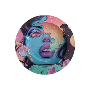 Stoner Girl Τασάκι Τασάκι. Μεταλλικό σταχτοδοχείο με σχέδιο Stoner Girl σε trippy psychedelic design.