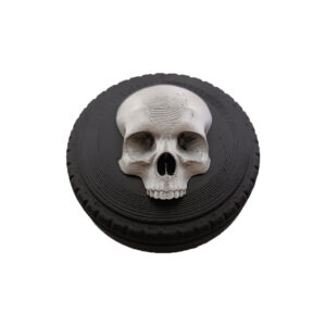 Skull Grinder grinder τρίφτης καπνού σε μαύρο χρώμα με ασημί νεκροκεφαλή στο πάνω μέρος.
