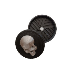 Skull Grinder grinder τρίφτης καπνού σε μαύρο χρώμα με ασημί νεκροκεφαλή στο πάνω μέρος.