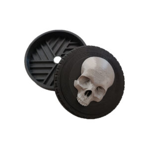 Skull Grinder grinder τρίφτης καπνού σε μαύρο χρώμα με ασημί νεκροκεφαλή στο πάνω μέρος.