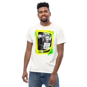 Είμαι Τσόγλανος Ακούω ΛΕΞ T-Shirt, 100% cotton μπλουζάκι με αστεία σαρκαστική ατάκα εμπνευσμένη από την εποχή του νόμου με τους τεντιμπόηδες, την διαπόμπευση και το ξύρισμα του κεφαλιού σε συνδυασμό με το κομμάτι του ράπερ ΛΕΞ 