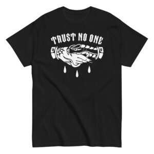 Trust No One T-Shirt, 100% cotton μπλουζάκι με Old school Tattoo Style χειραψία χέρι με φίδι που δαγκώνει. Για "φιλίες" και συνεργασίες που πονέσαν.