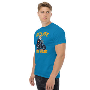 Too Let to Die Young T-Shirt, 100% cotton μπλουζάκι με μηχανόβιο παππού!! Για Easy Riders και Bikers που δεν τα παρατάνε!!