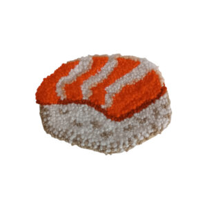 Sushi Χειροποίητο Σουβέρ, κεντημένο στο χέρι με την τεχνική του punch needle σε σχήμα Salmon Nigiri. Σούσι με ρύζι και σολωμό.