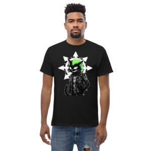 Ξεχώρισε με το Chaos Black Cat T-Shirt! Ένα μοναδικό unisex μπλουζάκι από 100% βαμβάκι, με εντυπωσιακή στάμπα: μια μαύρη γάτα με πράσινη μοϊκάνα και το αστέρι του Χάους στο background.