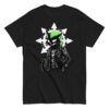 Ξεχώρισε με το Chaos Black Cat T-Shirt! Ένα μοναδικό unisex μπλουζάκι από 100% βαμβάκι, με εντυπωσιακή στάμπα: μια μαύρη γάτα με πράσινη μοϊκάνα και το αστέρι του Χάους στο background.