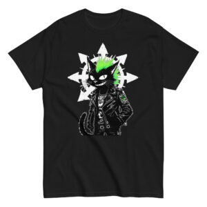 Ξεχώρισε με το Chaos Black Cat T-Shirt! Ένα μοναδικό unisex μπλουζάκι από 100% βαμβάκι, με εντυπωσιακή στάμπα: μια μαύρη γάτα με πράσινη μοϊκάνα και το αστέρι του Χάους στο background.