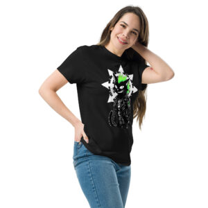 Ξεχώρισε με το Chaos Black Cat T-Shirt! Ένα μοναδικό unisex μπλουζάκι από 100% βαμβάκι, με εντυπωσιακή στάμπα: μια μαύρη γάτα με πράσινη μοϊκάνα και το αστέρι του Χάους στο background.