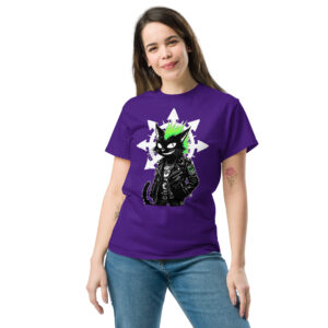 Ξεχώρισε με το Chaos Black Cat T-Shirt! Ένα μοναδικό unisex μπλουζάκι από 100% βαμβάκι, με εντυπωσιακή στάμπα: μια μαύρη γάτα με πράσινη μοϊκάνα και το αστέρι του Χάους στο background.