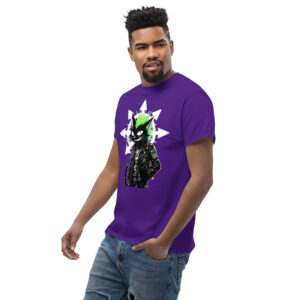 Ξεχώρισε με το Chaos Black Cat T-Shirt! Ένα μοναδικό unisex μπλουζάκι από 100% βαμβάκι, με εντυπωσιακή στάμπα: μια μαύρη γάτα με πράσινη μοϊκάνα και το αστέρι του Χάους στο background.