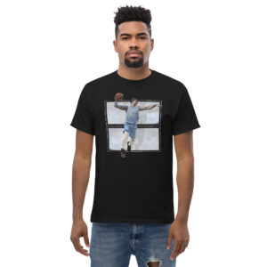 Συνδύασε τέχνη και αθλητισμό με το Adam’s Slam Dunk T-Shirt! Ένα μοναδικό μπλουζάκι από 100% βαμβάκι που παρουσιάζει τον Αδάμ από την “Δημιουργία του Αδάμ” του Michelangelo… σε μια πιο μοντέρνα εκδοχή, να καρφώνει στο μπάσκετ!