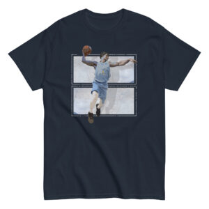 Συνδύασε τέχνη και αθλητισμό με το Adam’s Slam Dunk T-Shirt! Ένα μοναδικό μπλουζάκι από 100% βαμβάκι που παρουσιάζει τον Αδάμ από την “Δημιουργία του Αδάμ” του Michelangelo… σε μια πιο μοντέρνα εκδοχή, να καρφώνει στο μπάσκετ!