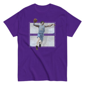 Συνδύασε τέχνη και αθλητισμό με το Adam’s Slam Dunk T-Shirt! Ένα μοναδικό μπλουζάκι από 100% βαμβάκι που παρουσιάζει τον Αδάμ από την “Δημιουργία του Αδάμ” του Michelangelo… σε μια πιο μοντέρνα εκδοχή, να καρφώνει στο μπάσκετ!