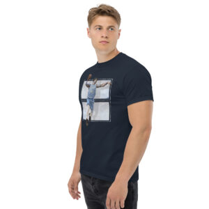 Συνδύασε τέχνη και αθλητισμό με το Adam’s Slam Dunk T-Shirt! Ένα μοναδικό μπλουζάκι από 100% βαμβάκι που παρουσιάζει τον Αδάμ από την “Δημιουργία του Αδάμ” του Michelangelo… σε μια πιο μοντέρνα εκδοχή, να καρφώνει στο μπάσκετ!