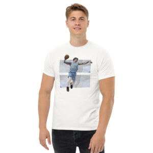 Συνδύασε τέχνη και αθλητισμό με το Adam’s Slam Dunk T-Shirt! Ένα μοναδικό μπλουζάκι από 100% βαμβάκι που παρουσιάζει τον Αδάμ από την “Δημιουργία του Αδάμ” του Michelangelo… σε μια πιο μοντέρνα εκδοχή, να καρφώνει στο μπάσκετ!