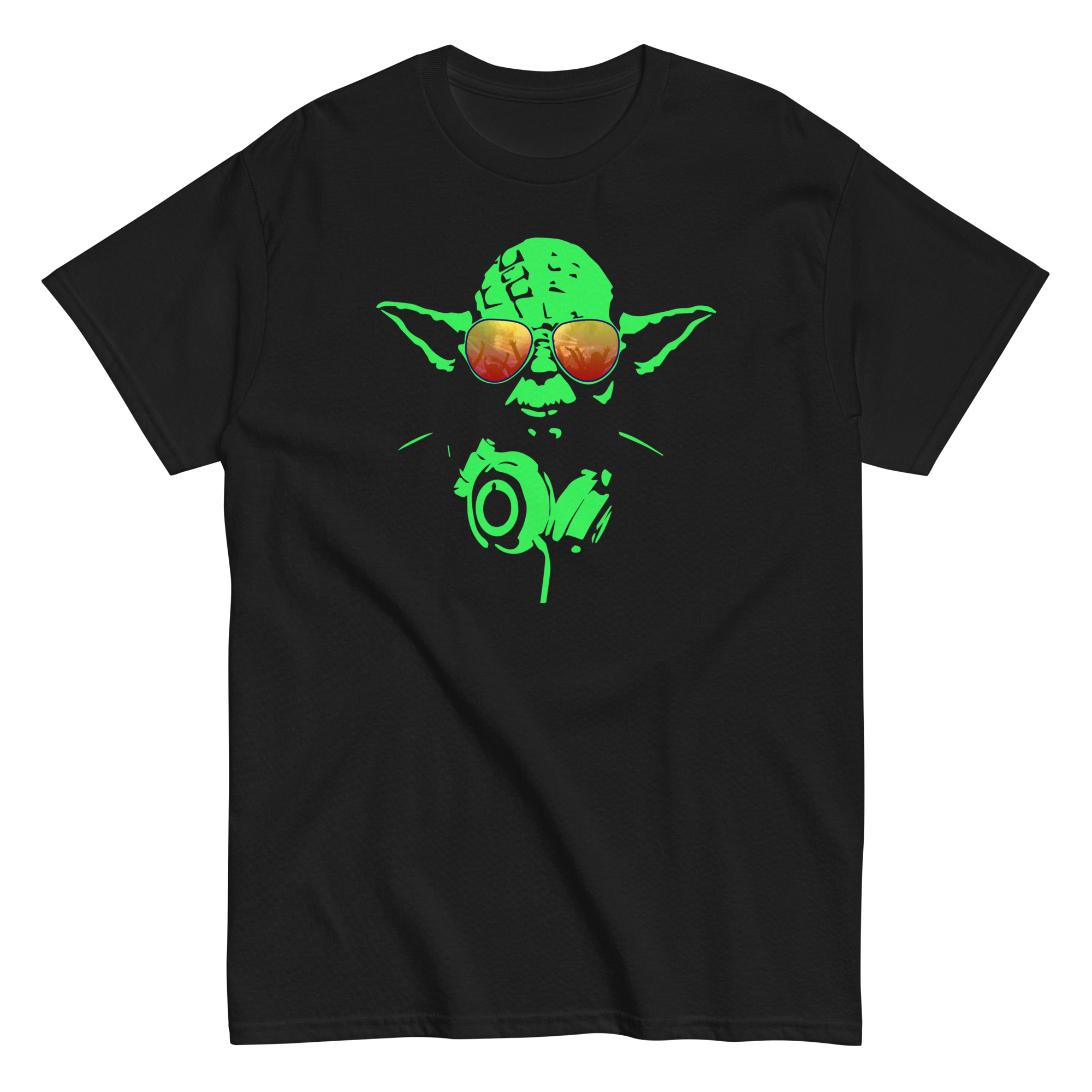 Eίσαι Star Wars Fan και φαίνεται! Με αυτό το αστείο μπλουζάκι από 100% βαμβάκι που απεικονίζει τον Yoda σε ρόλο Dj δείξε ταυτόχρονα και την αγάπη σου για την μουσική!