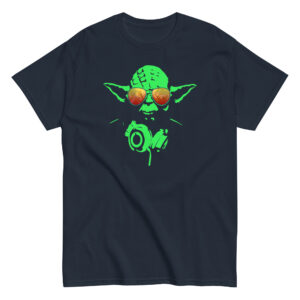 Eίσαι Star Wars Fan και φαίνεται! Με αυτό το αστείο μπλουζάκι από 100% βαμβάκι που απεικονίζει τον Yoda σε ρόλο Dj δείξε ταυτόχρονα και την αγάπη σου για την μουσική!