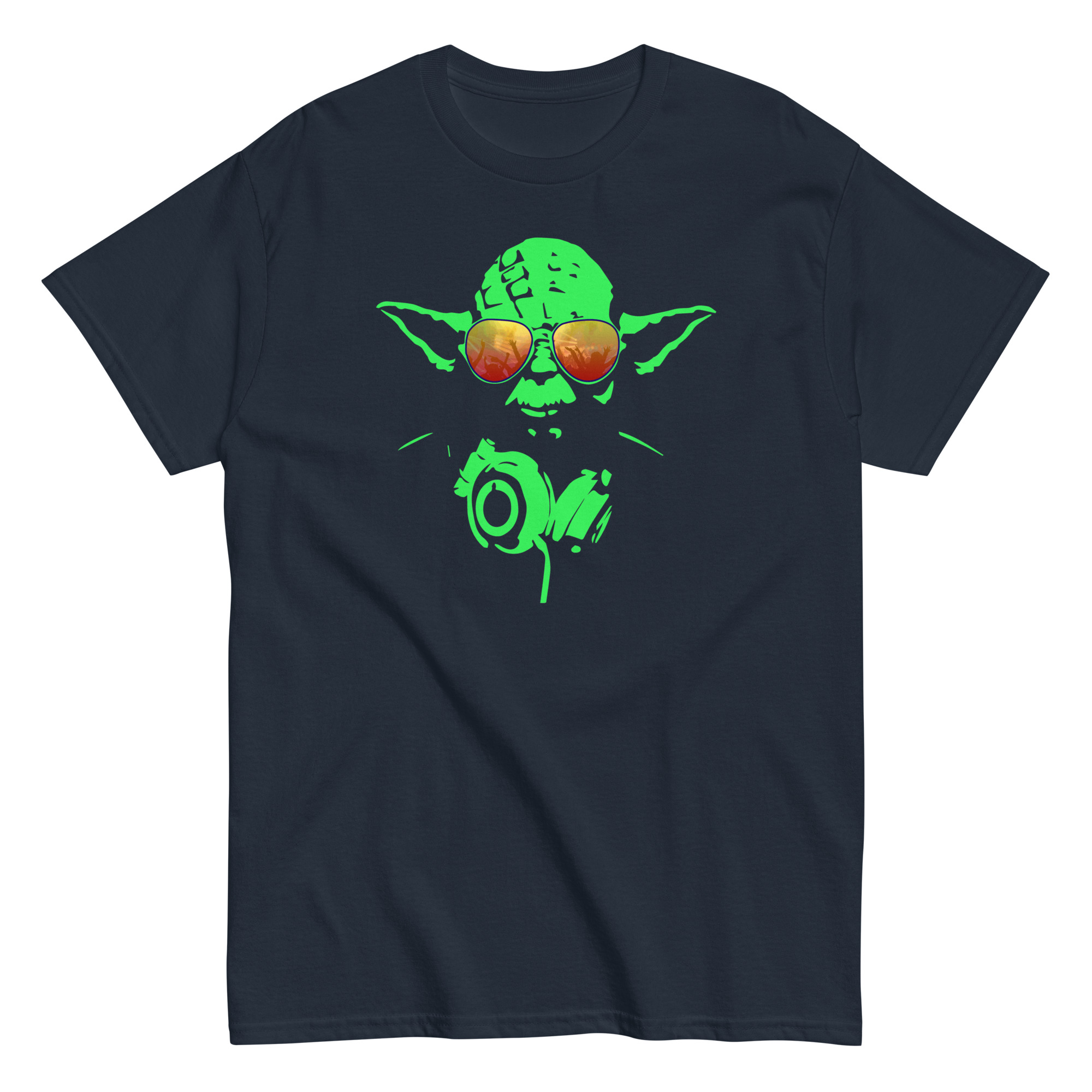 Eίσαι Star Wars Fan και φαίνεται! Με αυτό το αστείο μπλουζάκι από 100% βαμβάκι που απεικονίζει τον Yoda σε ρόλο Dj δείξε ταυτόχρονα και την αγάπη σου για την μουσική!