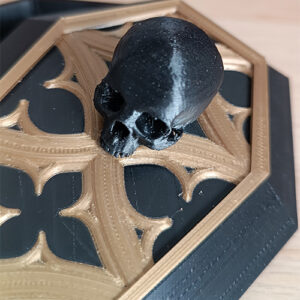 Coffin Box, 3D Printed κουτί αποθήκευσης σε σχήμα φέρετρο με χρυσαφί λεπτομέρειες και νεκροκεφαλή στο καπάκι.