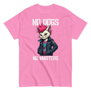 Ξεχώρισε με το No Dogs No Masters T-Shirt! Ένα μοναδικό unisex μπλουζάκι από 100% βαμβάκι, με μια punk γάτα με φούξια μοϊκάνα.