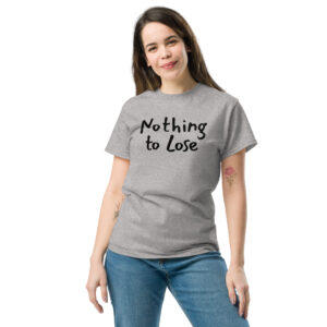 Ζήσε τη ζωή σου χωρίς περιορισμούς με το Nothing to Lose T-Shirt! Ένα μπλουζάκι με δυναμική motivational ατάκα για όσους πιστεύουν ότι όταν δεν έχεις τίποτα να χάσεις, έχεις τα πάντα να κερδίσεις.