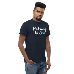 Ζήσε τη ζωή σου χωρίς περιορισμούς με το Nothing to Lose T-Shirt! Ένα μπλουζάκι με δυναμική motivational ατάκα για όσους πιστεύουν ότι όταν δεν έχεις τίποτα να χάσεις, έχεις τα πάντα να κερδίσεις.