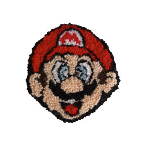 Super Mario Face Χειροποίητο Σουβέρ, κεντημένο στο χέρι με την τεχνική του punch needle, με το πρόσωπο το Supermario από το κλασσικό video game.