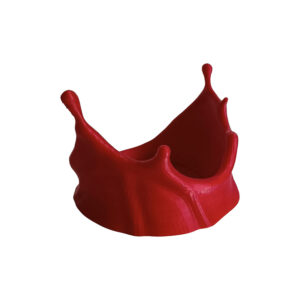 3D printed σουβέρ σε σχήμα σταγόνας αίματος – Blood Splash Coaster σε κόκκινο χρώμα που αγκαλιάζει την κούπα, ιδανικό για horror & goth fans