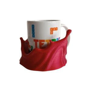 3D printed σουβέρ σε σχήμα σταγόνας αίματος – Blood Splash Coaster σε κόκκινο χρώμα που αγκαλιάζει την κούπα, ιδανικό για horror & goth fans