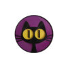 Το Black Cat Coaster δείχνει μια μαύρη γάτα με γουρλωμένα κίτρινα μάτια πάνω σε μεταλλικό μωβ φόντο, έτοιμη να “προστατεύσει” το τραπέζι σου από κάθε λεκέ – ή απλώς να σε κοιτάζει απορημένα την ώρα που πίνεις καφέ.
