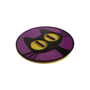 Το Black Cat Coaster δείχνει μια μαύρη γάτα με γουρλωμένα κίτρινα μάτια πάνω σε μεταλλικό μωβ φόντο, έτοιμη να “προστατεύσει” το τραπέζι σου από κάθε λεκέ – ή απλώς να σε κοιτάζει απορημένα την ώρα που πίνεις καφέ.