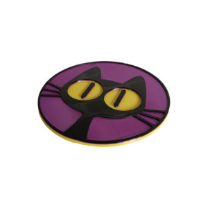Το Black Cat Coaster δείχνει μια μαύρη γάτα με γουρλωμένα κίτρινα μάτια πάνω σε μεταλλικό μωβ φόντο, έτοιμη να “προστατεύσει” το τραπέζι σου από κάθε λεκέ – ή απλώς να σε κοιτάζει απορημένα την ώρα που πίνεις καφέ.