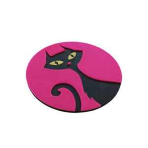 Το πιο αστείο 3D printed σουβέρ που θα βρεις! Το Black Cat Coaster δείχνει μια μαύρη γάτα με πονηρό ύφος πάνω σε φωσφορούχο ροζ φόντο